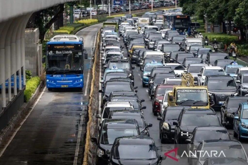 Jakarta Dikepung Banjir, Rute Transjakarta Diperpendek dan Dialihkan