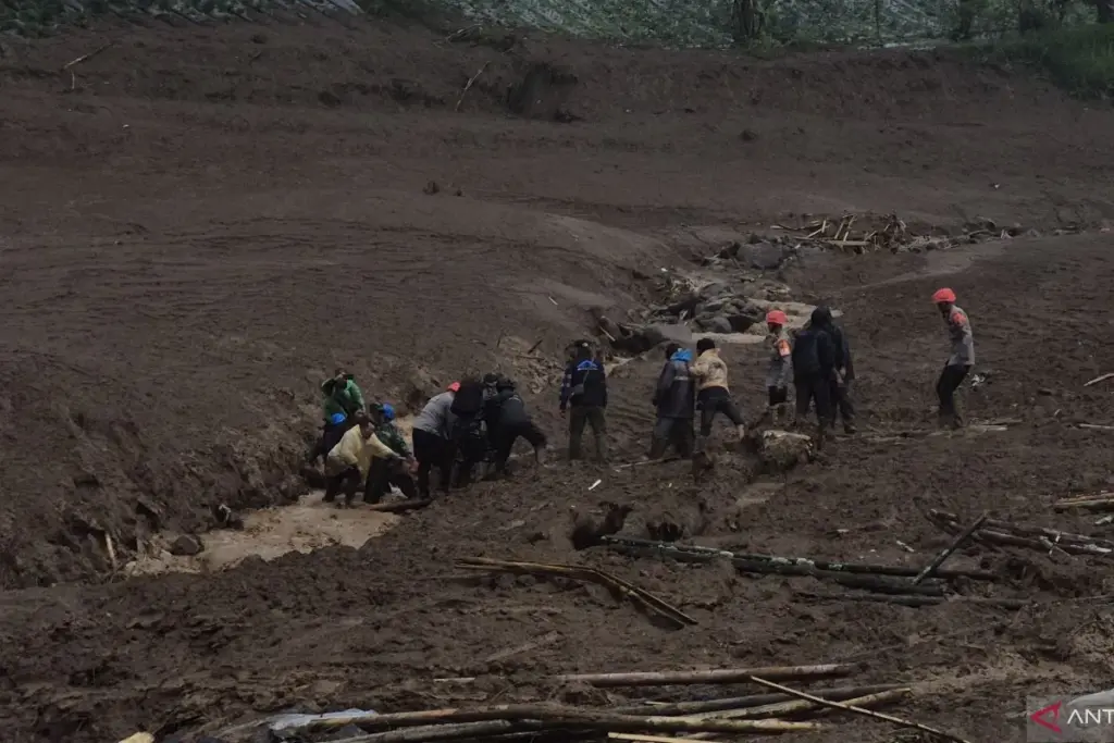 Banjir-Longsor Terjang Bandung Barat, Tujuh Meninggal dan Ratusan Hilang