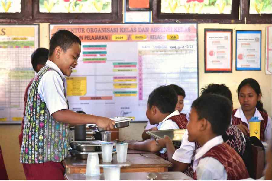 BGN Minta Mitra MBG Rangkul Kantin Sekolah: Jangan Sampai MBG Matikan Ekonomi Lokal Program MBG yang dijalankan Presiden Prabowo Subianto, menjangkau anak-anak di seluruh wilayah tanah air, salah satunya di Kabupaten Rote Ndao, Provinsi Nusa Tenggara Timur. (Foto:Tutur/BPMI Setpres)