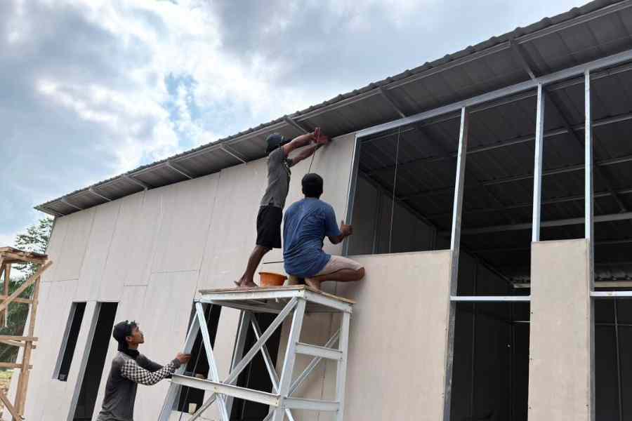 Kejar Momen Ramadan, BNPB Kebut Bangun 2.299 Hunian Sementara di Aceh Tamiang Badan Nasional Penanggulangan Bencana (BNPB) mempercepat pembangunan 2.299 unit hunian sementara (huntara) agar para korban tidak menjalani Ramadan di tenda darurat di Aceh Tamiang. (Foto: Humas BNPB)