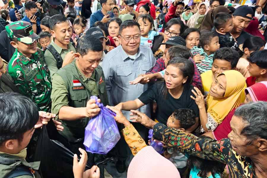 Hampir Enam Ribu Rumah Terendam, BNPB Dorong Normalisasi Sungai Juwana Kudus Kepala BNPB Letjen TNI Suharyanto pada Jumat (16/1) mendatangi lokasi pengungsian di Gedung DPRD Kudus yang menampung 697 pengungsi banjir. (Foto:Tutur/Humas BNPB)