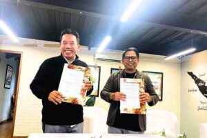 Wakil Ketua Umum AMSI Suwarjono dan CEO Deep Intelligence Research (DIR) Adi Prasetya menyekapati kerja sama riset, diseminasi, dan bisnis big data untuk media anggota AMSI di seluruh Indonesia. (Foto:Tutur/AMSI Astrid)