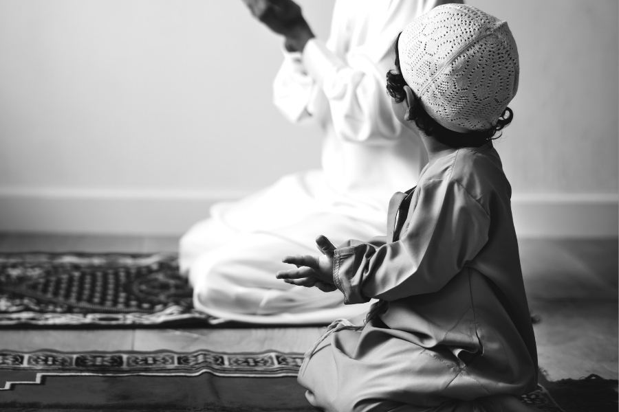 Edukasi Anak Tentang Peristiwa Isra Mikraj Anak salat (Foto: Ilustrasi Freepik)
