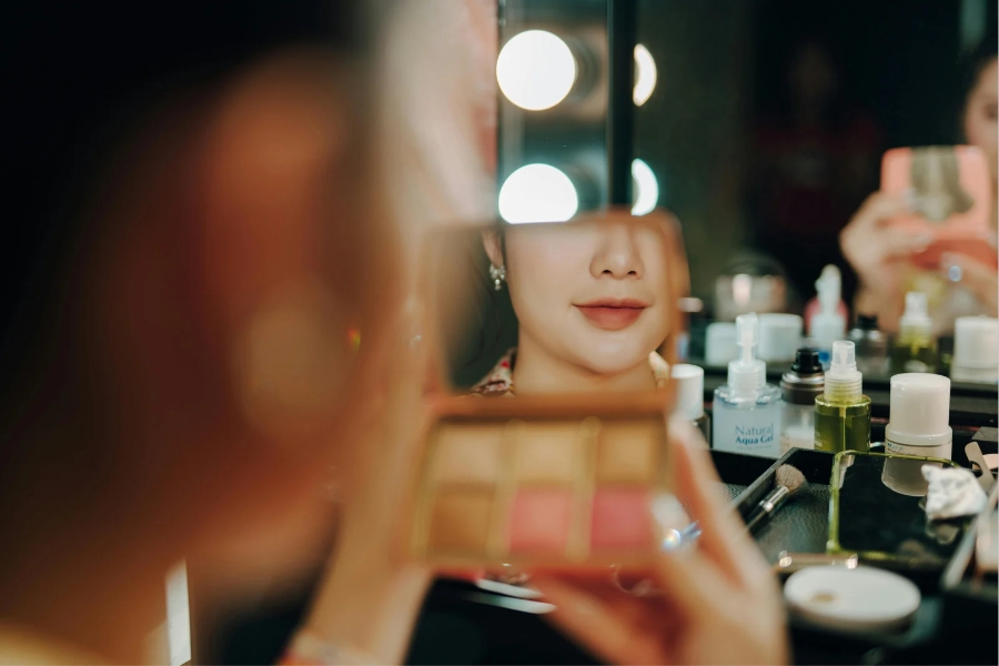Make Up Simpel Anti Luntur di Musim Hujan Make up perempuan (Foto: Ilustrasi Canva)