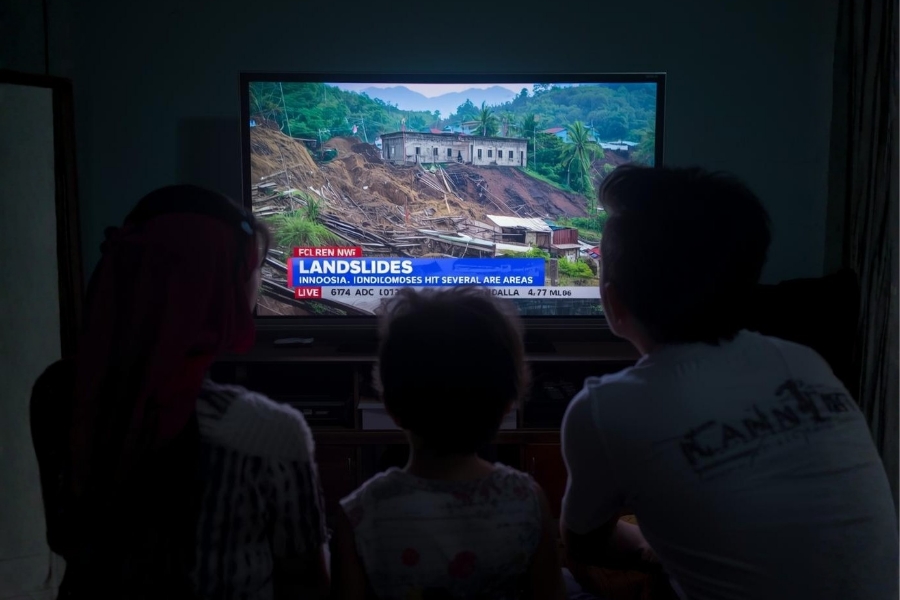 Pemerintah Dorong Pemanfaatan AI yang Aman bagi Anak, SKB Tujuh Menteri Jadi Pedoman Ilustrasi ibu dan anak menyaksikan berita bencana di televisi. (Foto: Tutur/AI)
