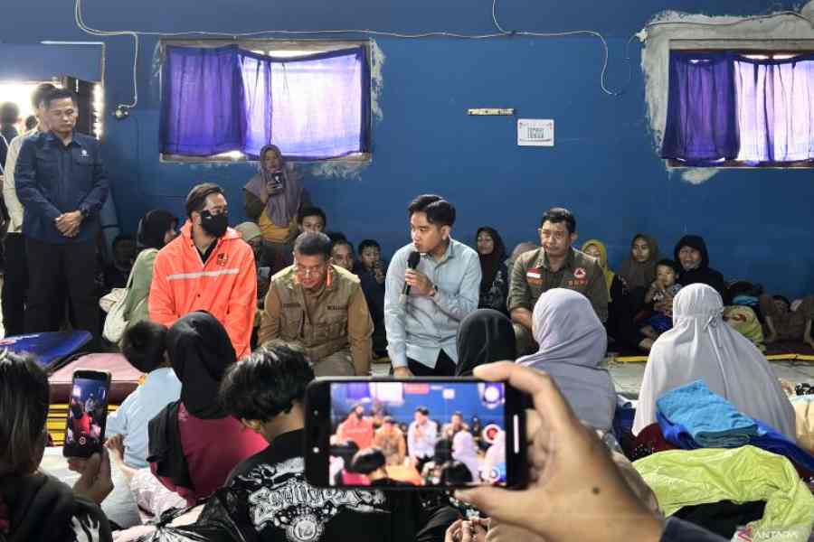 Gibran Tinjau Longsor Bandung Barat, Operasi SAR Dikebut di Tengah Ancaman Longsor Susulan Wakil Presiden (Wapres) Gibran Rakabuming Raka meninjau langsung lokasi bencana longsor di Desa Pasirlangu, Kecamatan Cisarua, Kabupaten Bandung Barat, Minggu (25/1/2026). (Foto: ANTARA/Rubby Jovan)
