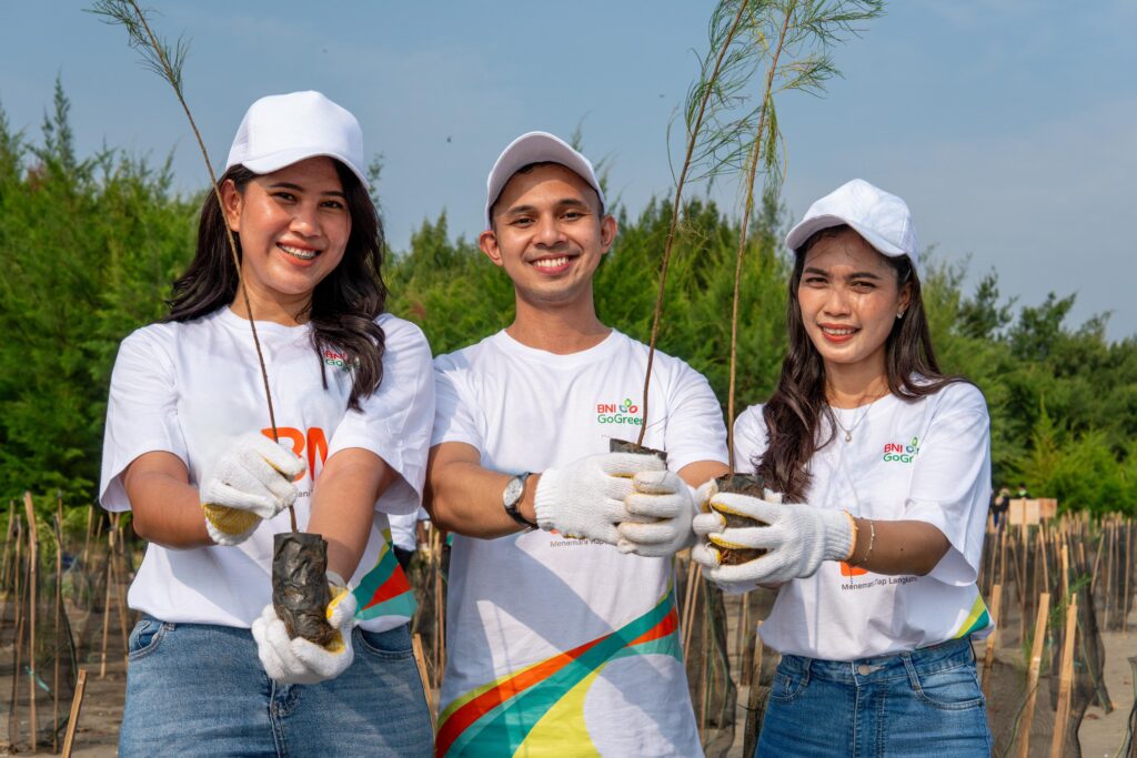 Rehabilitasi Mangrove Banyuwangi, BNI Pulihkan Ekosistem dan Ekonomi Pesisir Program rehabilitasi mangrove PT Bank Negara Indonesia (Persero) Tbk di Teluk Pangpang, Banyuwangi. (Foto: Tutur/BNI)