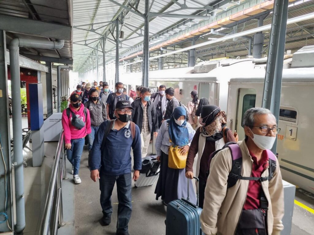 10 Stasiun Kereta Api dengan Pemesanan Tiket Mudik Paling Sibuk Penumpang Kereta Api jarak jauh (Foto: PT KAI)