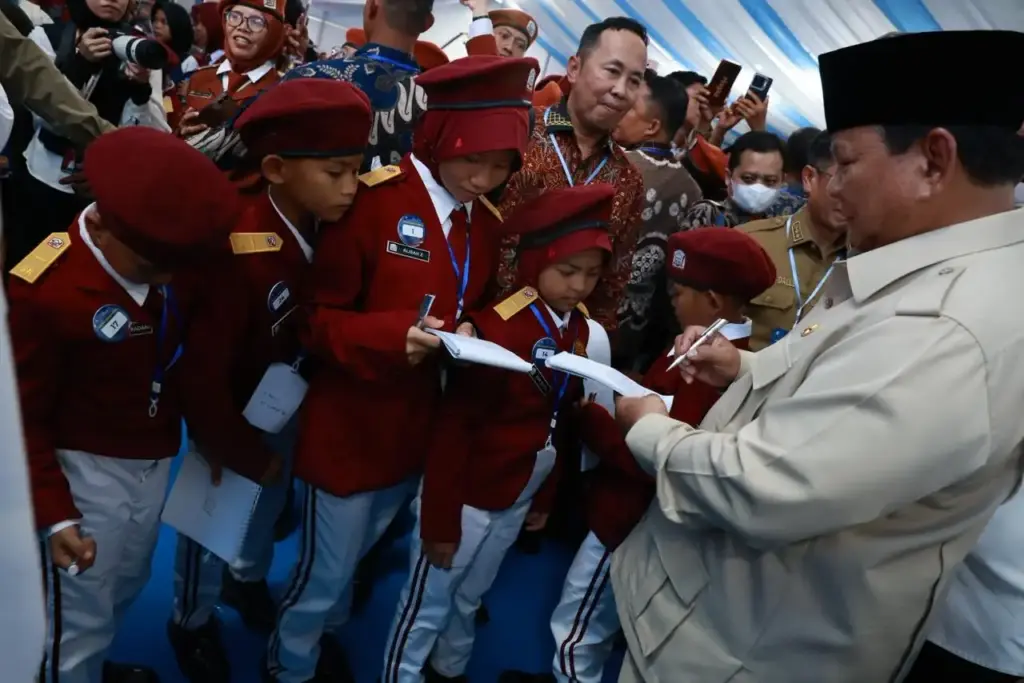 Prabowo Datang, Sekolah Rakyat Riuh oleh Yel-yel dan Cerita Anak-Anak