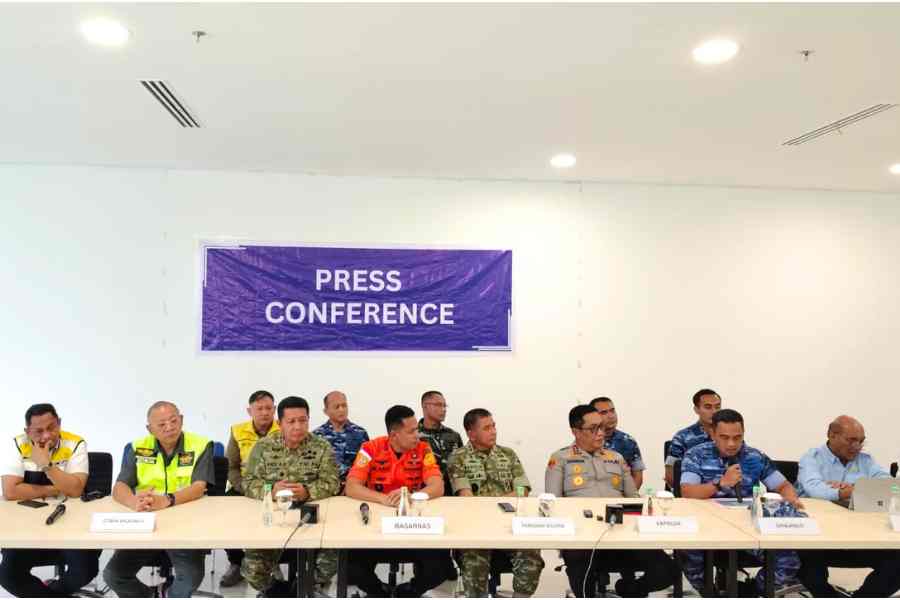 Tim gabungan Basarnas menemukan bagian-bagian utama pesawat ATR 42-500 yang jatuh di kawasan pegunungan Sulawesi Selatan. Tim Gabungan Basarnas menggelar konferensi pers di Media Center Bandara Internasional Sultan Hasanuddin Makassar, Maros. Minggu 18 Januari 2026. (Foto:Tutur/Dok Basarnas)