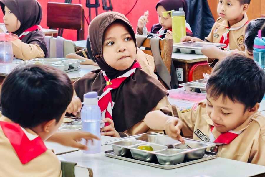Pemerintah Bidik Hemat Rp80 T, Program Makan Bergizi Gratis Disasar Siswa sedang menyantap menu MBG (Makan Bergizi Gratis). (Foto:Tutur/Setpres)