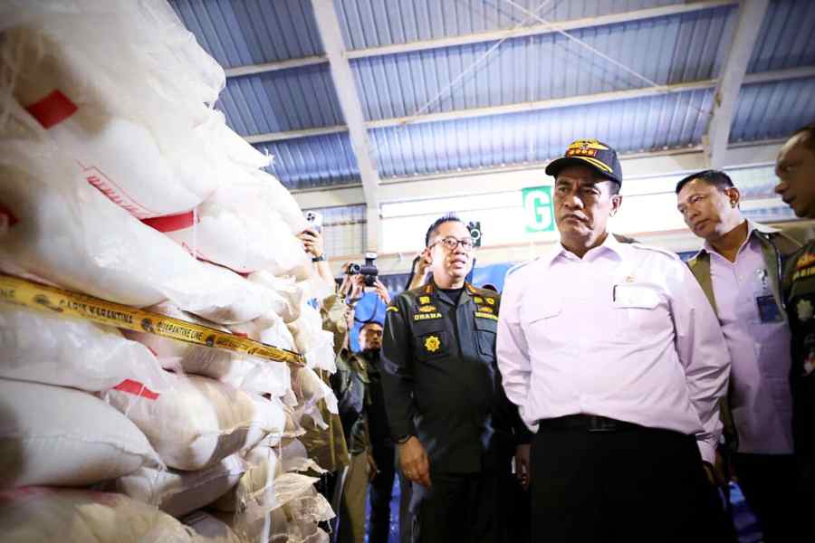 Saat Mentan Amran Sidak 1.000 Ton Beras Ilegal: “Ini Pengkhianatan terhadap Petani” Menteri Pertanian Andi Amran Sulaiman melakukan inspeksi mendadak (sidak) di kawasan Bea Cukai Tanjung Balai Karimun, Kepulauan Riau. (Foto:Tutur/Humas Kementan)