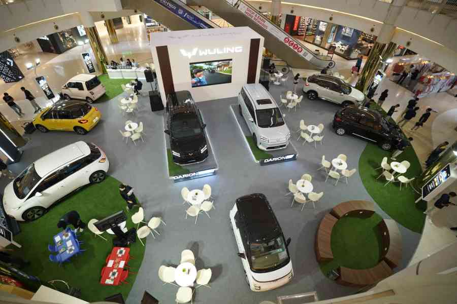 Wuling “New Year New Drive”, Hadirkan Solusi Mobilitas Lengkap dari EV hingga ICE Wuling Motors mengawali tahun 2026 dengan langkah agresif di pasar otomotif nasional melalui pameran bertajuk “New Year New Drive” di Summarecon Mall Serpong pada 14–18 Januari 2026, serta Atrium The Forum, Summarecon Mall Kelapa Gading 3 pada 21–25 Januari 2026. (Foto: Tutur/Wuling)