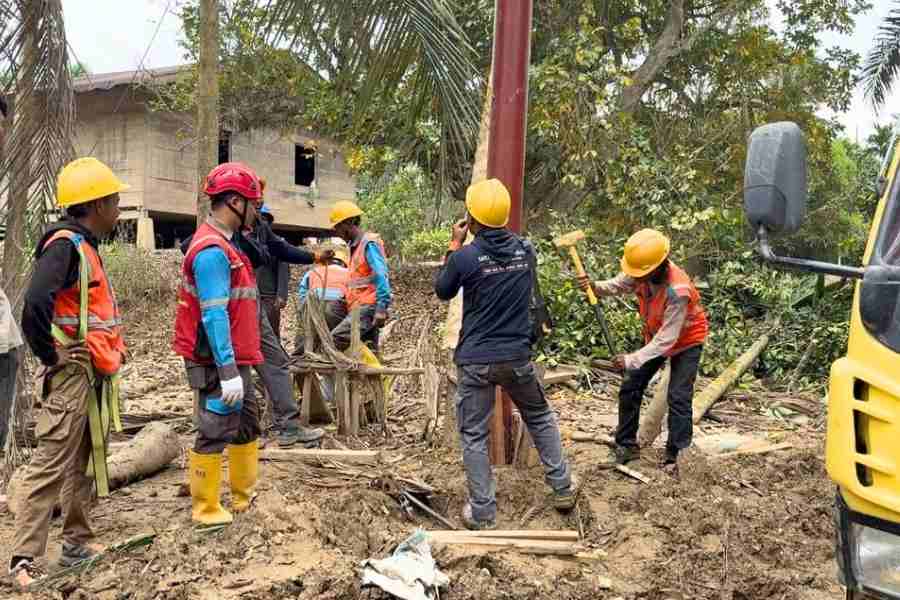 Petugas PLN bekerja dalam program BNPB mempercepat pembangunan 2.299 unit hunian sementara (huntara) agar para korban tidak menjalani Ramadan di tenda darurat di Aceh Tamiang. (Foto: Humas BNPB)