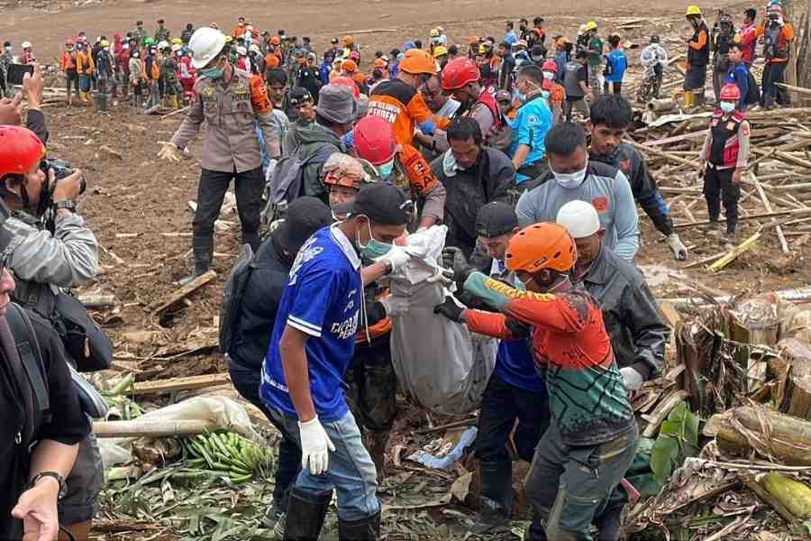 BNPB Apresiasi Operasi SAR Longsor Cisarua, 53 Korban Ditemukan hingga Hari Kelima Tim SAR bekerja menyelamatkan korban tanah longsor di Cisarua Bandung Barat.(Foto:Tutur/dok BNPB)