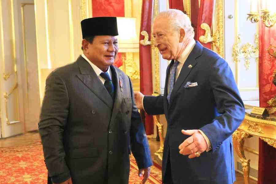 Prabowo Bertemu Raja Charles Usung Diplomasi Lingkungan Konservasi Gajah Sumatra Presiden Prabowo Subianto pada Rabu (21/1) menghadiri Pertemuan Filantropi Konservasi Gajah Peusangan sekaligus bertemu dengan Raja Inggris Charles III di Lancaster House, London