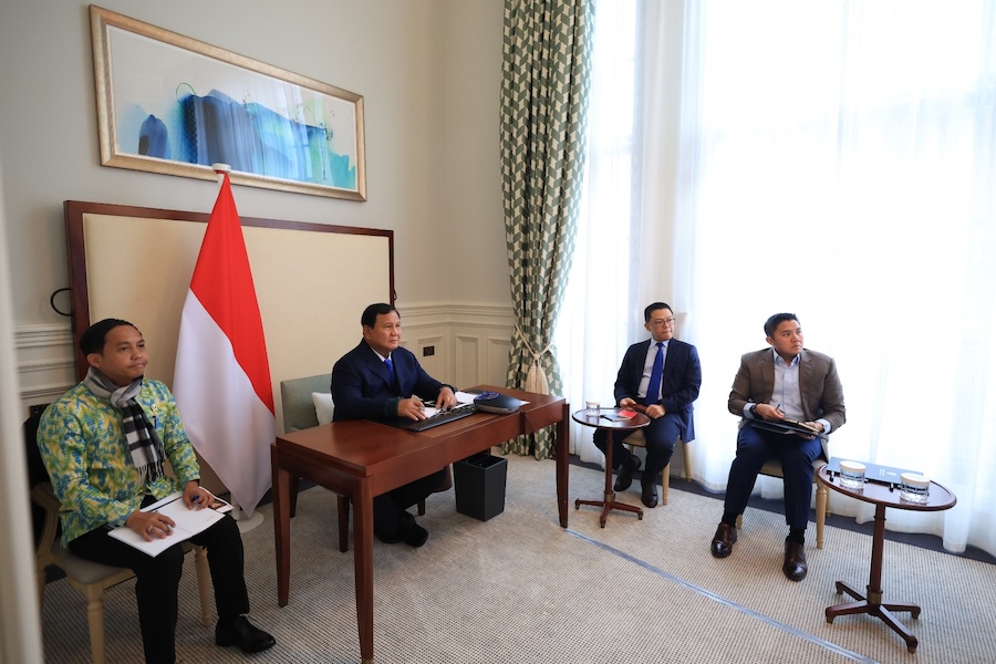 Dari London, Presiden Prabowo Gelar Ratas Penertiban Kawasan Hutan Presiden Prabowo Subianto tetap memegang kendali agenda dalam negeri. Dari London, ia menggelar rapat terbatas (ratas) melalui konferensi video untuk mengevaluasi kinerja Satuan Tugas Penertiban Kawasan Hutan (Satgas PKH)