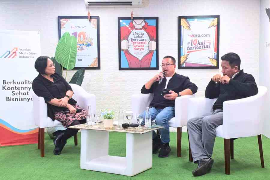 Bisnis Era Quantum, Prof Rhenald: Pengambil Keputusan Harus Cepat dan Berbasis Data Prof Rhenald Kasali (tengah) menjadi pembicara diskusi dalam MOU AMSI-DIR tentang kerja sama diseminasi riset media dan media social di redaksi Suara.com Jumat (30/1/2026. (Foto: Tutur/Dok.AMSI)