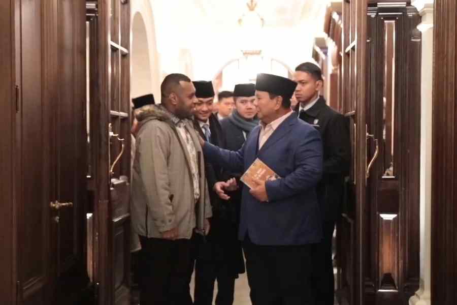 Buku Steve Mahasiswa Papua di Inggris Untuk Presiden Prabowo Steve Mara, mahasiswa doktoral asal Papua di University of Bradford bertemu Presiden Prabowo di London Minggu 18 Januari 2026. (Foto: Tutur/BPMI)