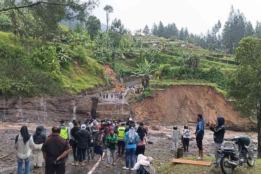 Bencana Hidrometeorologi Terjang Lereng Gunung Slamet, Empat Kabupaten Terdampak Curah hujan tinggi yang turun tanpa jeda menjadikan lereng Gunung Slamet kembali sebagai wilayah rawan bencana. (Foto:Tutur/Pusdatin BNPB)