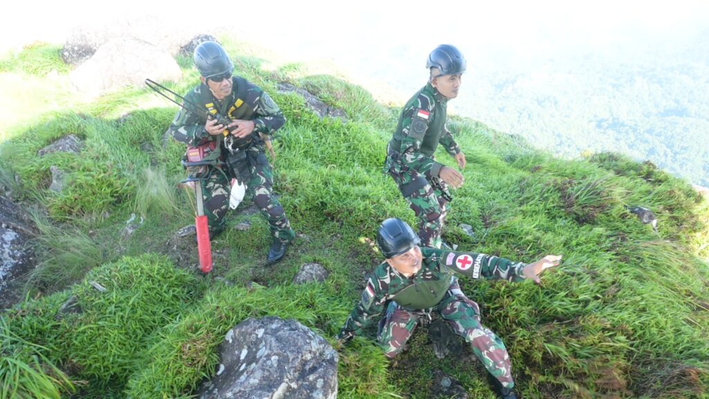 Basarnas Fokuskan Pencarian Korban Jatuhnya Pesawat ATR 42-500 Prajurit Korps Pasukan Gerak Cepat (Korpasgat) TNI AU, Turun dari Helikopter H225M Setelah Menemukan Titik Jatuhnya Pesawat ATR 42-500