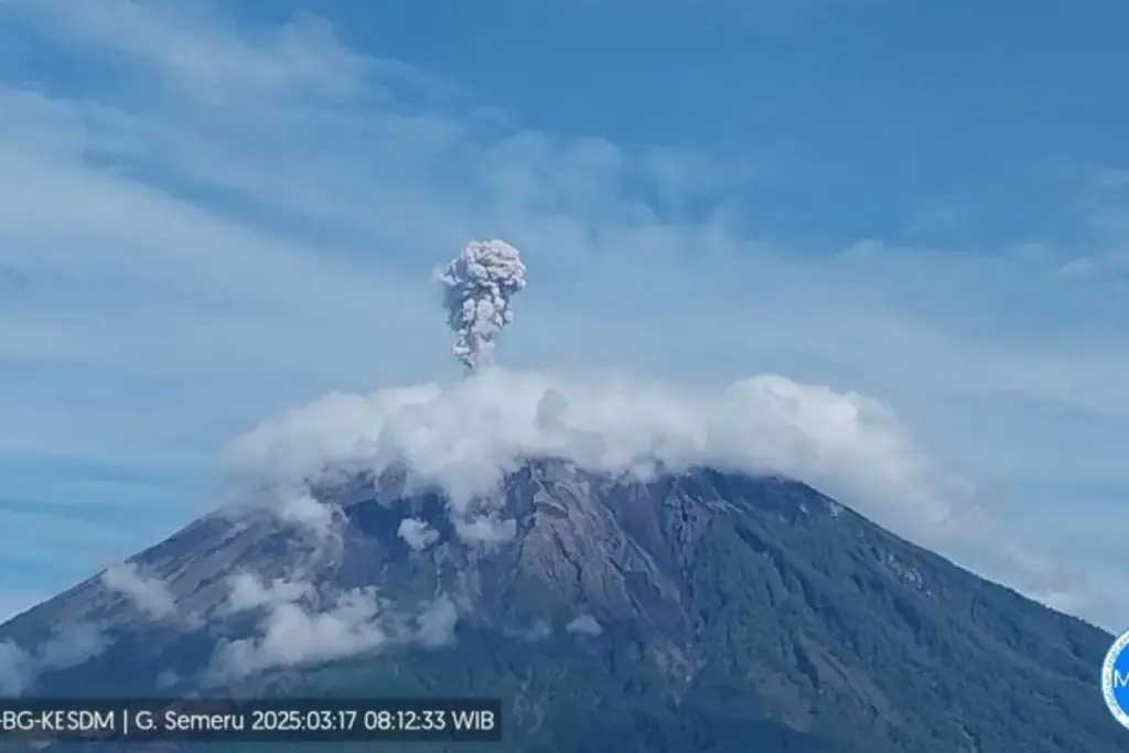 Gunung Semeru 30 Kali Erupsi, Warga Diminta Waspada