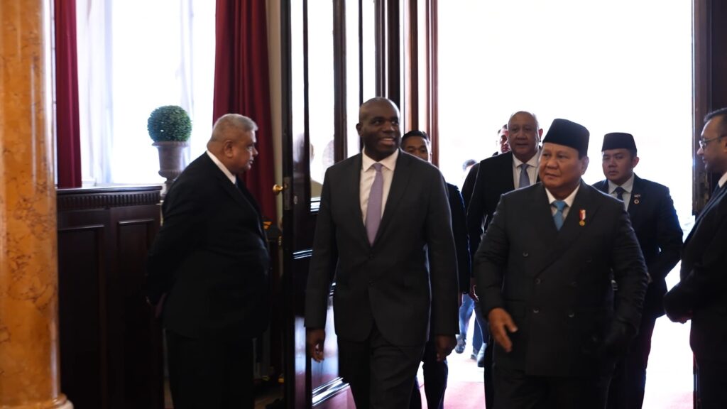 Peci Hitam Khas Nusantara, Diplomasi Prabowo di Lancaster House