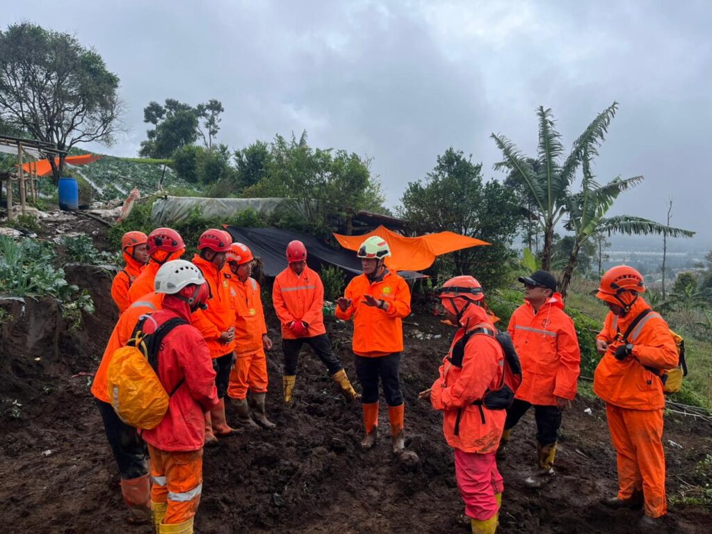 10 Korban Longsor Cisarua Diduga Masih Tertimbun