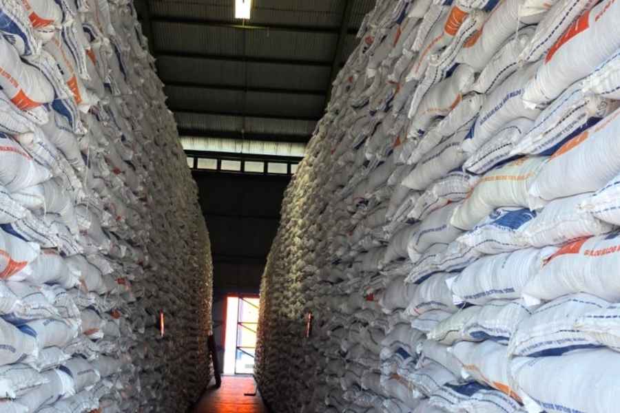 Ambisi Ekspor dan Ujian Ketahanan Pangan Indonesia Suasana di sebuah gudang bulog,yang menjadi penampungan beras hasil panen petani. (Foto: Dok. Perum Bulog)