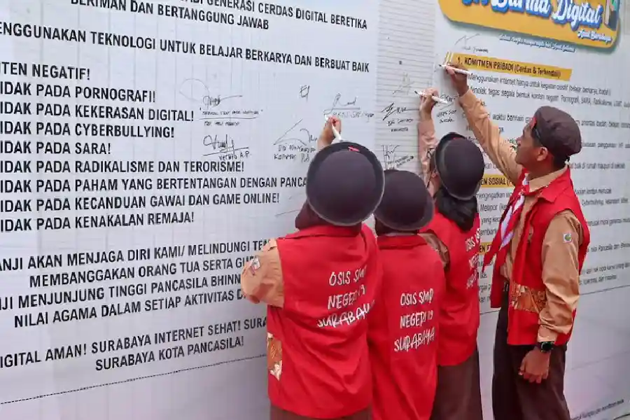 Batasi Penggunaan HP di Sekolah, Pemkot Surabaya Perkuat Pembentukan Karakter dan Disiplin Siswa Pemkot Surabaya membatasi penggunaan HP di sekolah. Kebijakan ini dinilai efektif meningkatkan interaksi, disiplin, dan karakter siswa.