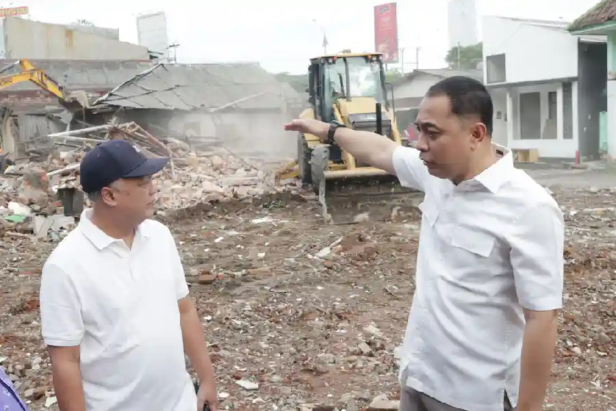 Flyover Taman Pelangi Surabaya Segera Dibangun, Pemkot Targetkan Atasi Kemacetan dan Banjir Pemkot Surabaya memastikan pembebasan lahan flyover Taman Pelangi tuntas. Proyek strategis ini ditargetkan mengurai kemacetan dan banjir mulai 2026.