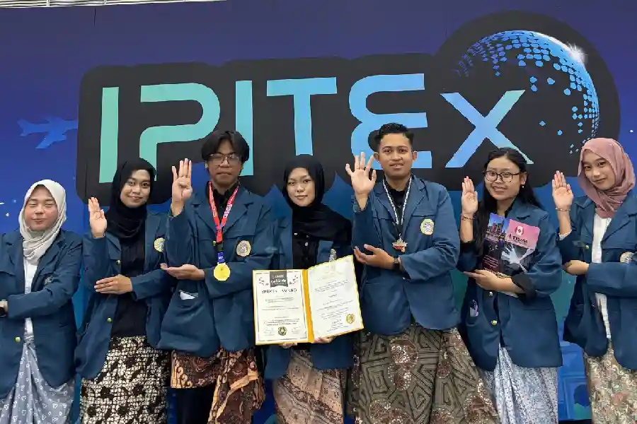 Mahasiswa FST Unair Raih Gold Medal di IPITEx Thailand 2026 Lewat Inovasi Alat Deteksi Carpal Tunnel Syndrome Mahasiswa FST Unair meraih Gold Medal di IPITEx Thailand 2026 lewat inovasi HANDY, alat pendeteksi dini Carpal Tunnel Syndrome berbasis teknologi kesehatan.
