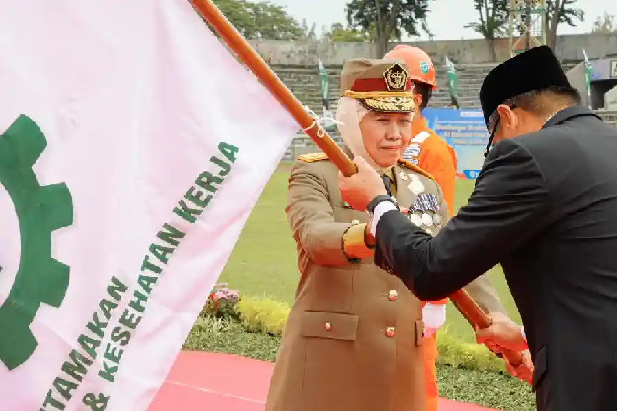 Bulan K3 Nasional 2026, Gubernur Khofifah Ajak Perkuat Ekosistem Keselamatan Kerja Kolaboratif Gubernur Khofifah memimpin Apel Bulan K3 Nasional 2026 di Gresik dan mengajak seluruh pihak memperkuat ekosistem keselamatan kerja yang profesional.