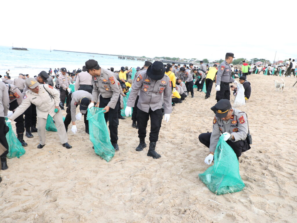 Kapolda Bali Pimpin Bersih-Bersih Pantai Kedonganan Kuta