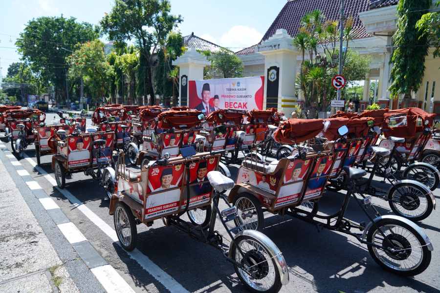 Presiden Prabowo Bagi-bagi Becak Listrik ke Lansia, Semoga Panjang Umur!