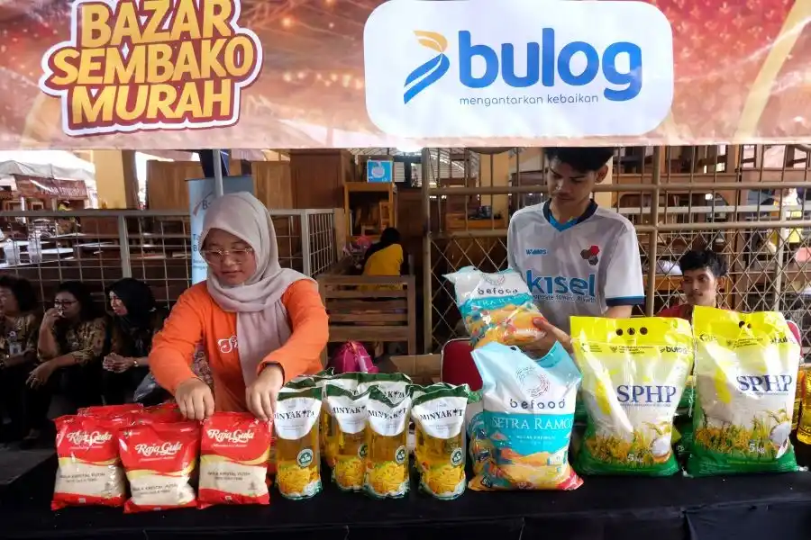 Pemerintah Gelontorkan Rp11,92 Triliun, Bulog Salurkan Bansos Beras & Minyak ke 33,2 Juta Penerima