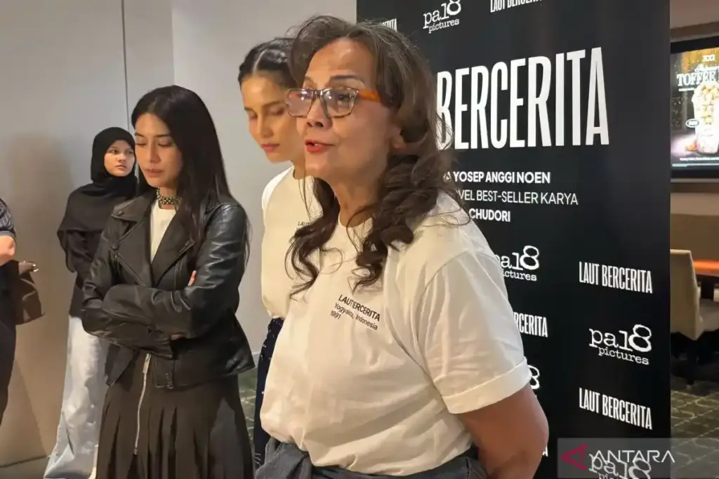 Christine Hakim Tak Kuasa Menahan Tangis Perankan Ibu Wibisana di Laut Bercerita