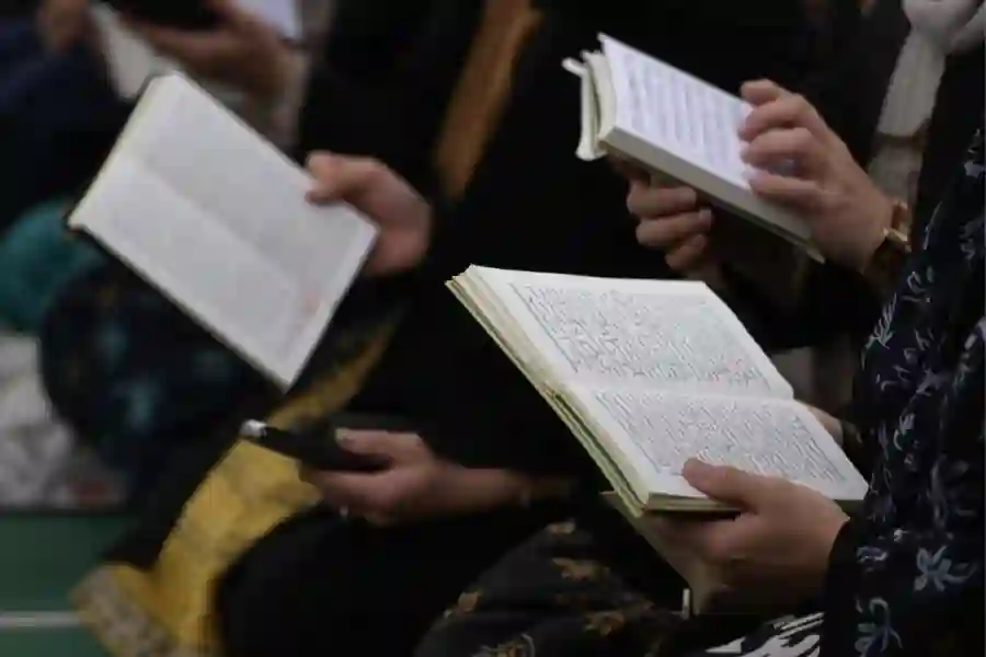 Awal Ramadan, Saatnya Detoks Digital dan Tata Ulang Ritme Hidup Detoks digital saat Ramadan (Foto: Tutur/AI)