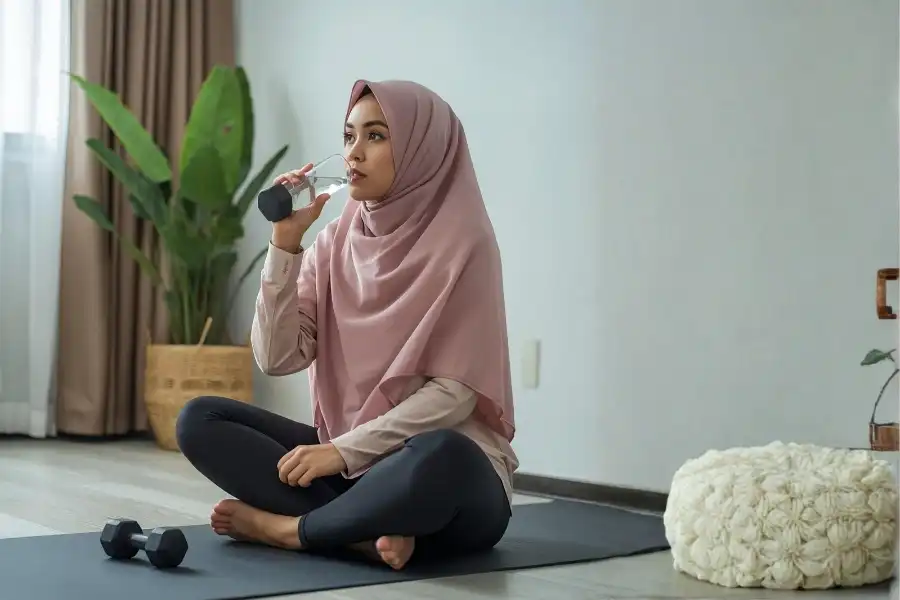 Sudah Olahraga tapi Belum Terasa Fit? Ini yang Perlu Diperhatikan Jelang Puasa Olahraga ringan di rumah persiapan bulan Ramadan (Foto: Tutur/AI)