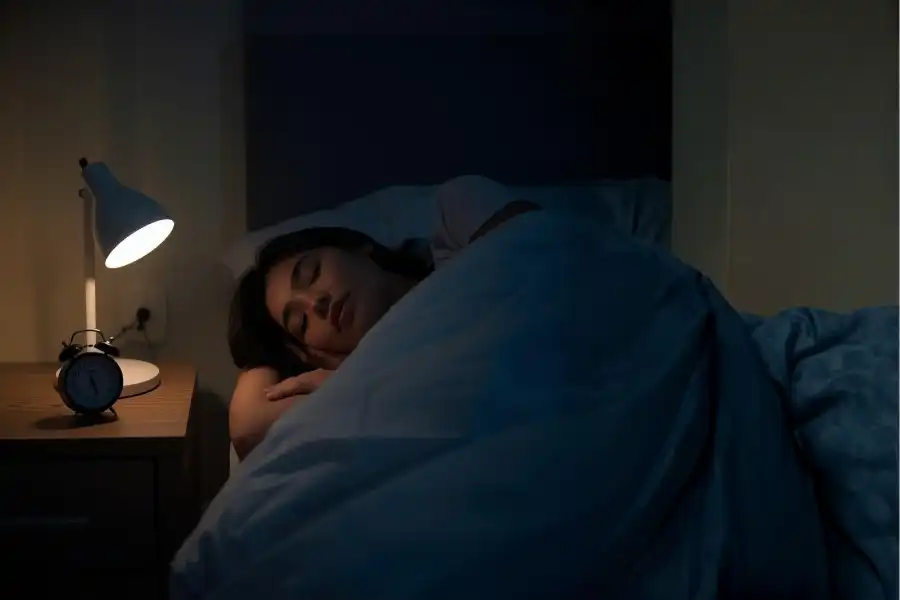 Alasan di Balik Susah Bangun Sahur Akhir-Akhir Ini? Perbaiki pola tidur agar kualitas badan saat Ramadan semakin bugar (Foto: Tutur/ AI)