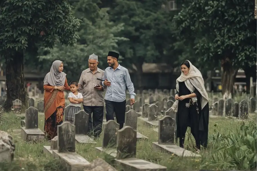 Agenda Long Weekend: Menenun Tradisi Keluarga Ziarah makam tradisi sebelum bulan Ramadan (Foto: Tutur/AI)