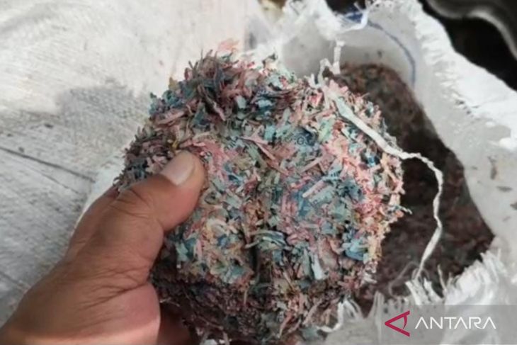 Heboh 21 Karung Berisi Potongan Uang Kertas di TPS Bekasi