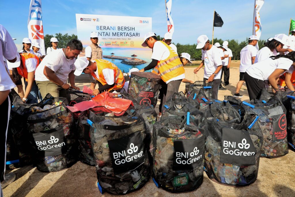 Lewat Aksi Bersih Pantai, BNI Perkuat Kepedulian Lingkungan di Bali BNI menggelar aksi bersih Pantai Mertasari, Bali, sebagai bagian dari komitmen menjaga kelestarian lingkungan pesisir (Foto: Tutur/BNI)