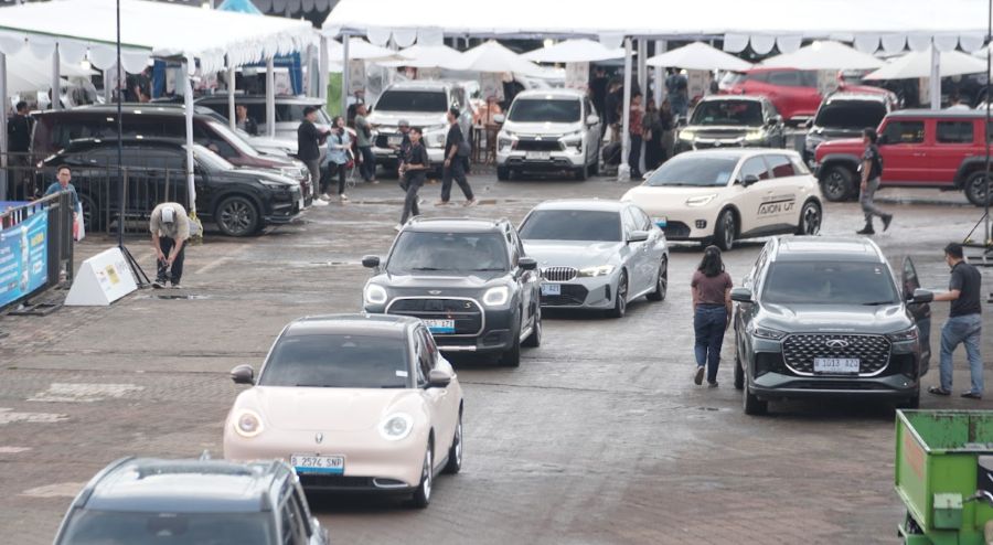 Serba Serbi Akhir Pekan IIMS 2026, Test Drive Sedot Perhatian Pengunjung