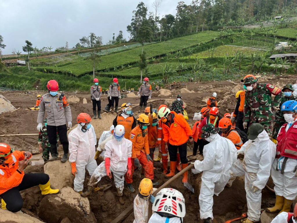 Tersisa Enam Korban Masih Tertimbun Longsor di Cisarua