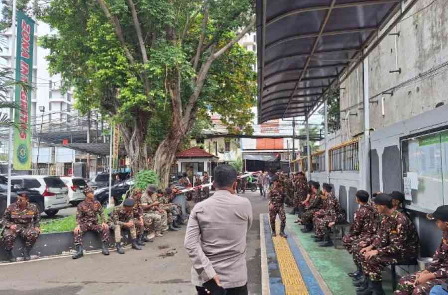 Banser ‘Duduki’ PN Jaksel Kawal Mantan Menag Yaqut di Sidang Praperadilan