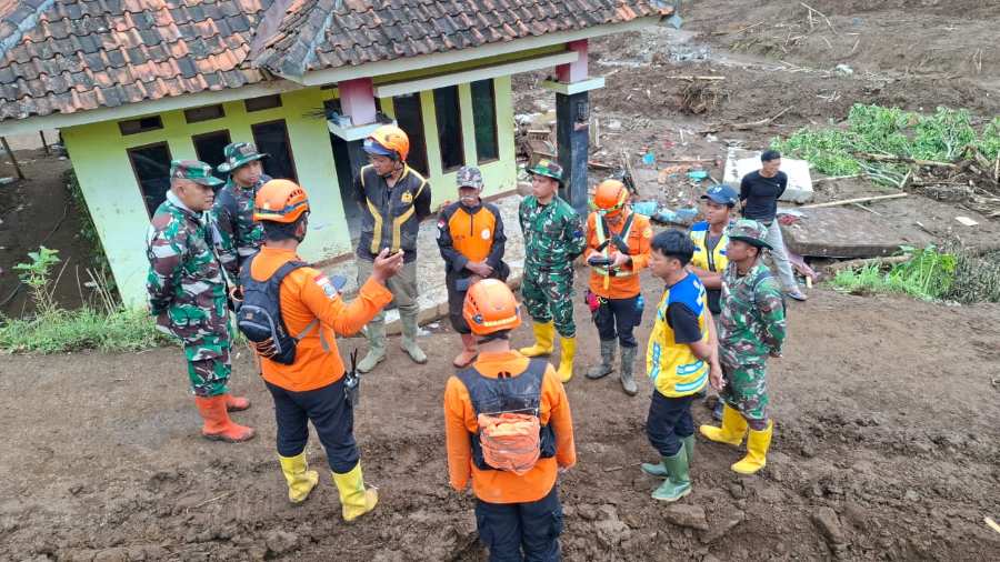 Hari ke-15 Basarnas Gelar Operasi Pendampingan Tanah Longsor Bandung Barat