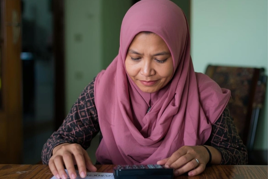 Ingin Lebaran Tanpa Stres? Mulai Kelola Uang dari Hari Pertama Puasa Mengatur keuangan di saat awal Ramadan (Foto: Tutur/AI)