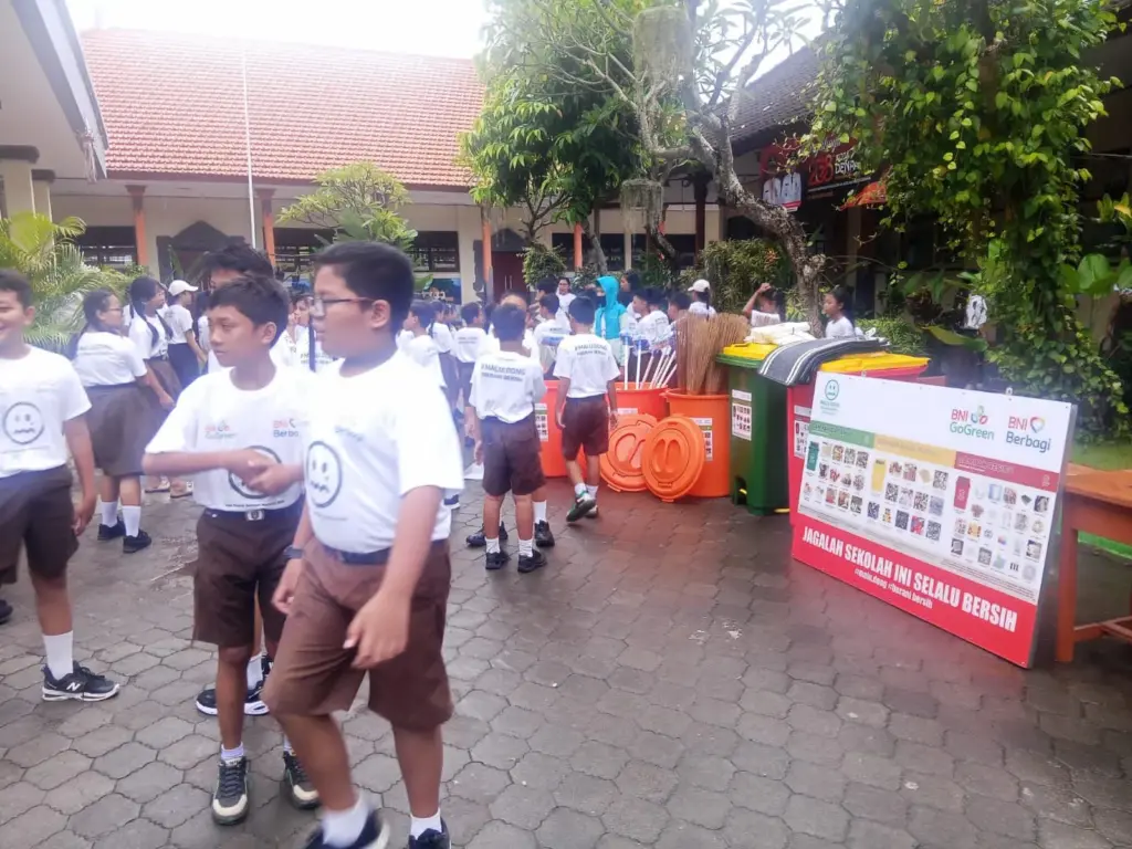 BNI Bersih-Bersih Pantai Mertasari, 423 Kg Sampah Terangkut BNI Bersih-Bersih Pantai Mertasari, 423 Kg Sampah Terangkut (Foto: Tutur/BNI)