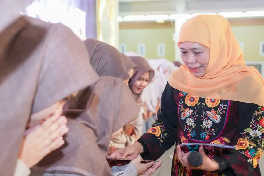 Gubernur Khofifah Apresiasi Peran Strategis Pesantren dalam Mencetak Generasi Qur’ani di Bangkalan Gubernur Khofifah Indar Parawansa mengapresiasi peran pesantren Nurul Cholil Bangkalan dalam mencetak santriwati Qur’ani berakhlak mulia.